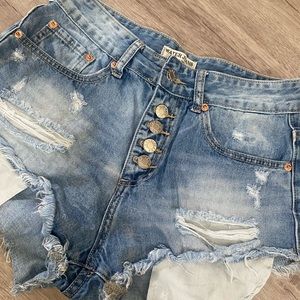 Denim ripped shorts ,with spikes Details 🦋